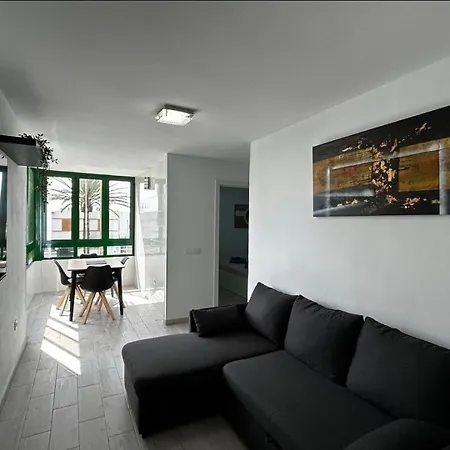 Life Only 5 Minutes Away And Heated Pool Apartmán