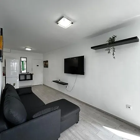 Life Only 5 Minutes Away And Heated Pool Daire